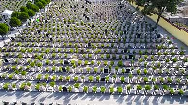 4K航拍清明节扫墓祭祖墓地墓园缅怀先烈视频的预览图